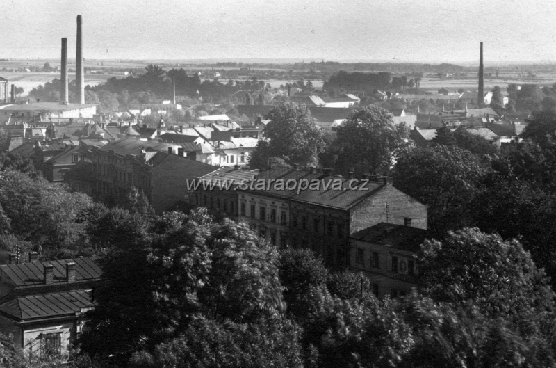 nadrokruh (11).jpg - Pohled na domy na Nádražním okruhu a okolí na fotografii z roku 1925.
